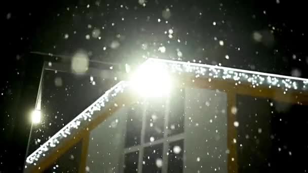 Neige tombant sur le fond du lampadaire d'un immeuble dans la ville la nuit — Video