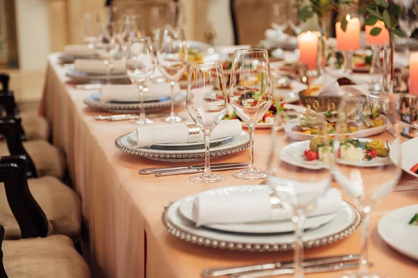 Luxe restaurant. Luxe interieur, witte tafels, servies en glazen voor de gasten — Stockfoto