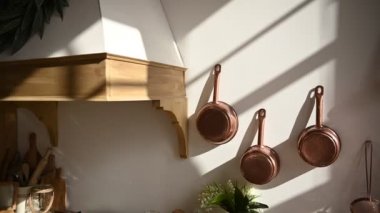 Modern bir mutfağın güzel iç mekanı. Pencereden gelen güneş ışığı altında.