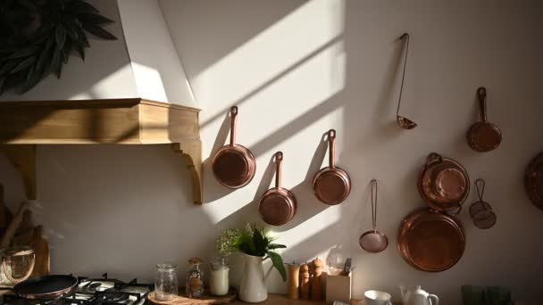 Piękne wnętrze nowoczesnej kuchni w promieniach słońca z okna — Wideo stockowe