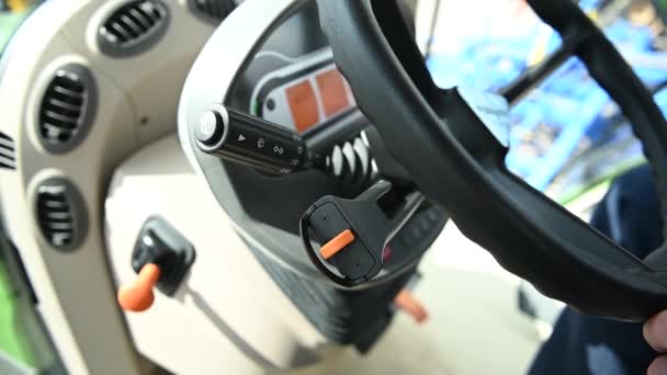 Profesyonel traktör kontrol paneli iç görünüm — Stok video