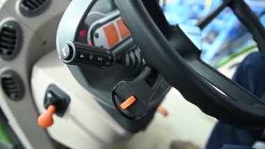 Profesyonel traktör kontrol paneli iç görünüm