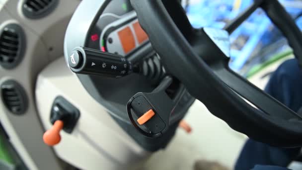 Profesyonel traktör kontrol paneli iç görünüm — Stok video