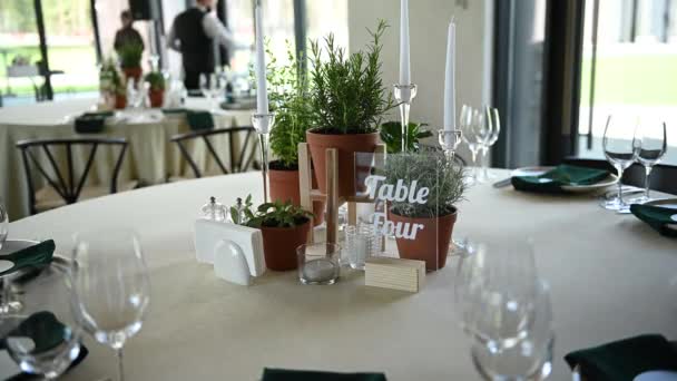 Роскошный ресторан. Роскошный интерьер, белые столы, сервировка блюд и стаканов для гостей — стоковое видео