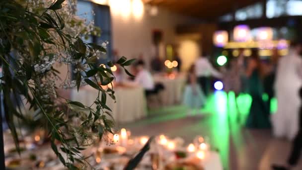 Schöne teure Tafel für ein romantisches Abendessen mit Kerzen und roten Rosen — Stockvideo