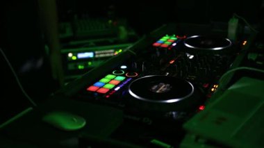Diskodaki DJ uzaktan kumandanın arkasında çalışıyor. Gece kulübünde DJ.