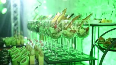 Gece partisinde açık büfede çeşitli kokteyller ve atıştırmalıklar vardı. Yeşil neon ışığı