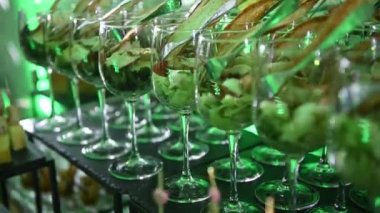 Gece partisinde açık büfede çeşitli kokteyller ve atıştırmalıklar vardı. Yeşil neon ışığı