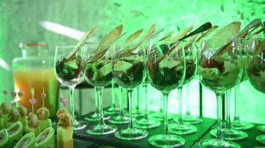 Gece partisinde açık büfede çeşitli kokteyller ve atıştırmalıklar vardı. Yeşil neon ışığı