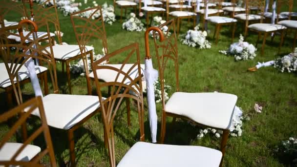 Ceremonia de boda festiva. Paraguas colgante en una silla vacía — Vídeos de Stock