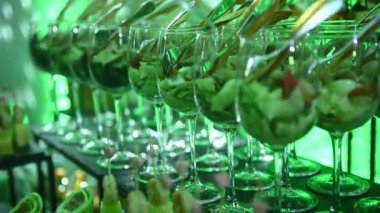 Gece partisinde açık büfede çeşitli kokteyller ve atıştırmalıklar vardı. Yeşil neon ışığı