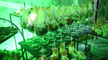 Gece partisinde açık büfede çeşitli kokteyller ve atıştırmalıklar vardı. Yeşil neon ışığı