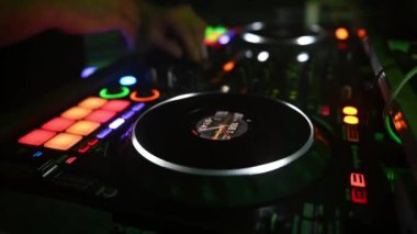Diskodaki DJ uzaktan kumandanın arkasında çalışıyor. Gece kulübünde DJ.