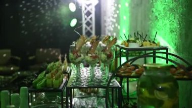 Gece partisinde açık büfede çeşitli kokteyller ve atıştırmalıklar vardı. Yeşil neon ışığı