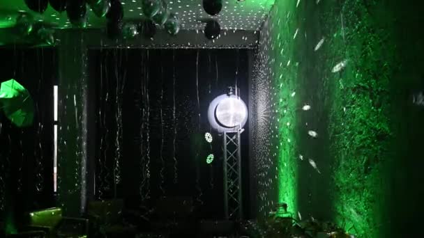 Discobollspegeln snurrar och reflekterar ljuset på discot i klubben. — Stockvideo