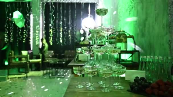 Gece partisinde açık büfede çeşitli kokteyller ve atıştırmalıklar vardı. Yeşil neon ışığı — Stok video