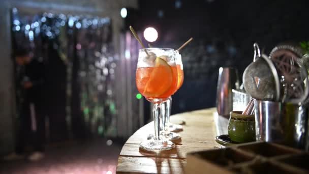 Barda buzlu Aperol Spretz içeceği.. — Stok video