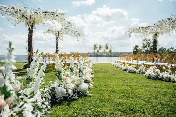Arco de prêmio de cerimônia de casamento de recém-casados na margem do rio com árvores de wisteria — Fotografia de Stock