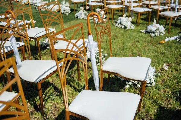 Festive wedding ceremony. Hanging umbrella on an empty chair — Stock Photo, Image