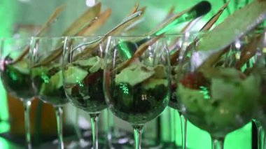 Gece partisinde açık büfede çeşitli kokteyller ve atıştırmalıklar vardı. Yeşil neon ışığı