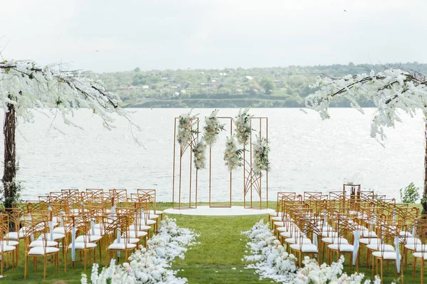 Arco de prêmio de cerimônia de casamento de recém-casados na margem do rio com árvores de wisteria — Fotografia de Stock