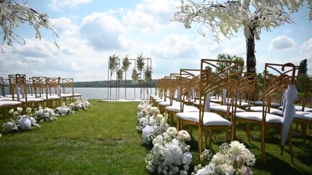 Arco premium para ceremonia de boda para recién casados en la orilla del río con árboles de glicina — Vídeos de Stock