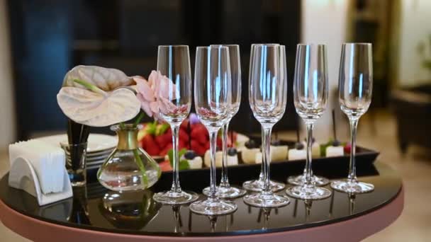 Szklanki z szampanem i owocami na stole w formie bufetu w restauracji lub w hotelowym lobby — Wideo stockowe