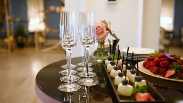 在餐馆或酒店大堂的自助餐桌上放有香槟和水果的杯子 — 图库视频影像