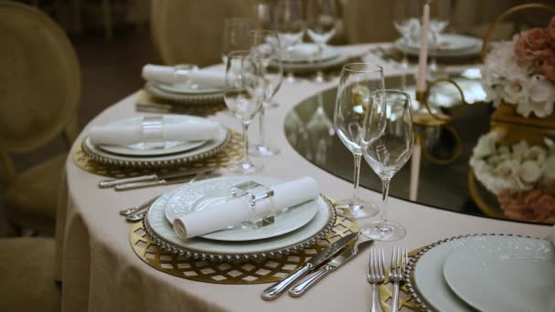 Bankett díszített asztal, evőeszközökkel. Esküvői dekoráció a díszteremben. — Stock videók