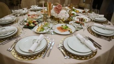 Çatal bıçakla süslenmiş ziyafet masası. Şölen salonunda düğün dekorasyonu..