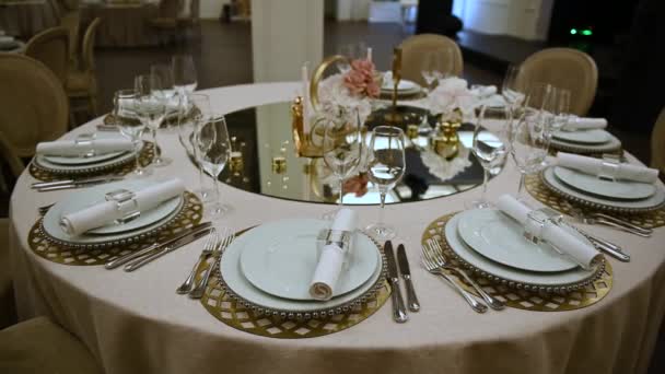 Banket versierde tafel, met bestek. Bruidsdecor in de feestzaal. — Stockvideo