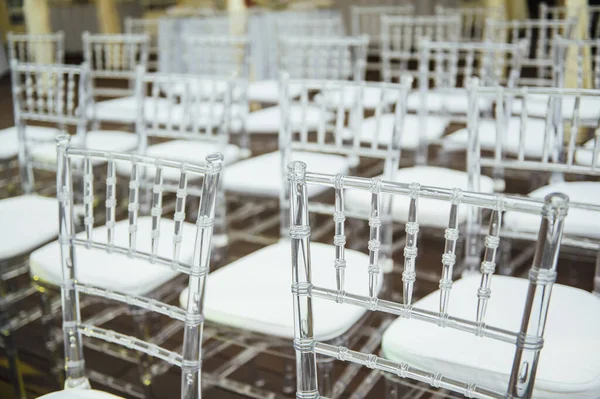 Γυάλινες καρέκλες στέκονται στη σειρά σε μια όμορφη τελετή εξόρμησης γάμου — Φωτογραφία Αρχείου