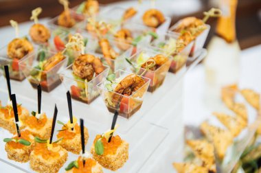 Sandviç, kanepe ve kekler festival masasında. Çok çeşitli atıştırmalıklar.