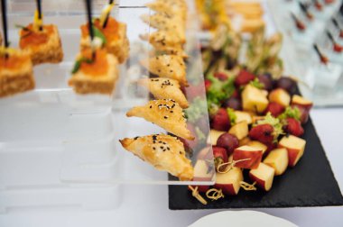 Sandviç, kanepe ve kekler festival masasında. Çok çeşitli atıştırmalıklar.