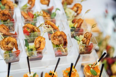 Sandviç, kanepe ve kekler festival masasında. Çok çeşitli atıştırmalıklar.