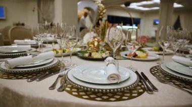 Çatal bıçakla süslenmiş ziyafet masası. Şölen salonunda düğün dekorasyonu..