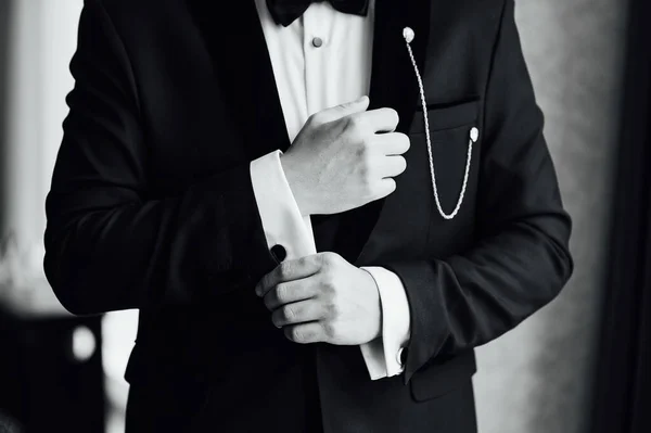 Hands of wedding groom getting ready in suit — Stock Photo, Image