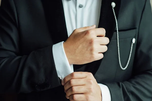 Mãos de noivo de casamento se preparando no terno — Fotografia de Stock