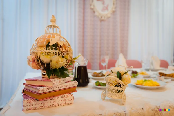 Conjunto de mesa para la boda u otra cena de evento abastecido — Foto de Stock