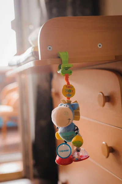 Дитячі іграшки для новонародженого в спальні — стокове фото