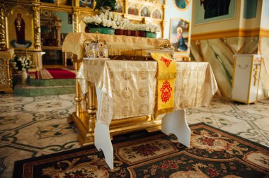 Düğün masa rahip İncil, bir taç ve bir havlu ile