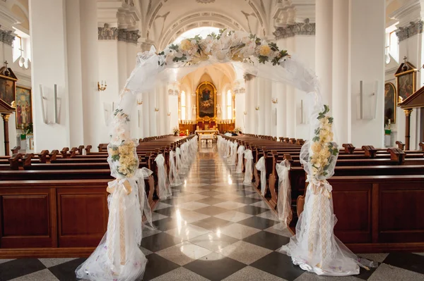 En bild av en kyrka helgedom före ett bröllop — Stockfoto