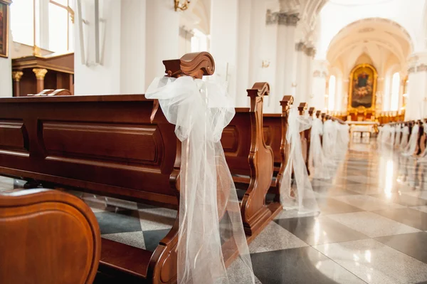 Una imagen de un santuario de la iglesia antes de una ceremonia de boda —  Fotos de Stock