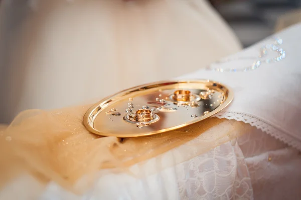 Vintage fotó esküvői gyűrű egy tálcán a víz csepp — Stock Fotó