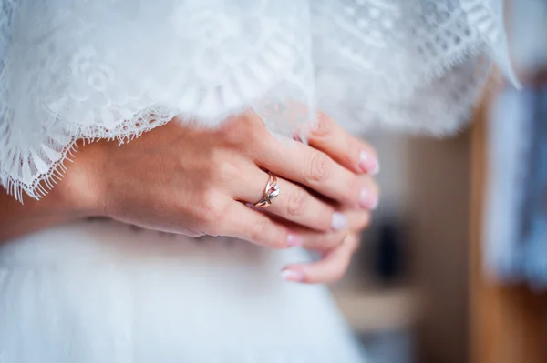 Ніжна красива сукня наречених на елегантній білій весільній сукні крупним планом — стокове фото