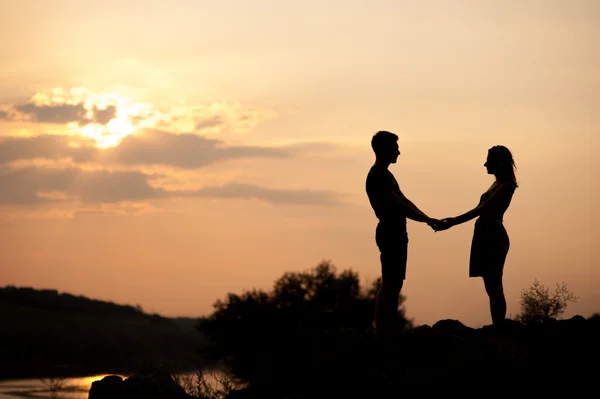 Paar Liebhaber Urlaub glücklich Silhouette Himmel Sonnenuntergang — Stockfoto