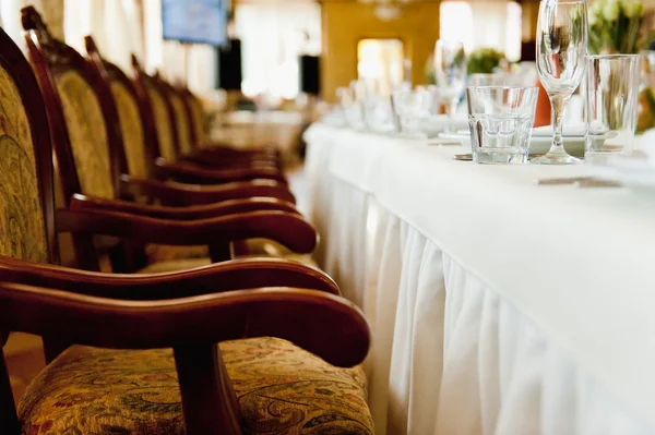 Stoel set voor bruiloft of andere verzorgd evenement diner — Stockfoto