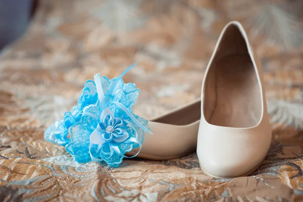 A menyasszony a harisnyakötő gyönyörű fehér cipő — Stock Fotó