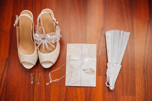 Belles chaussures blanches de mariée avec d'autres accessoires — Photo