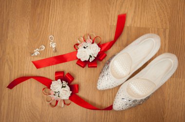 diğer sahne gelinle dan güzel beyaz ayakkabı